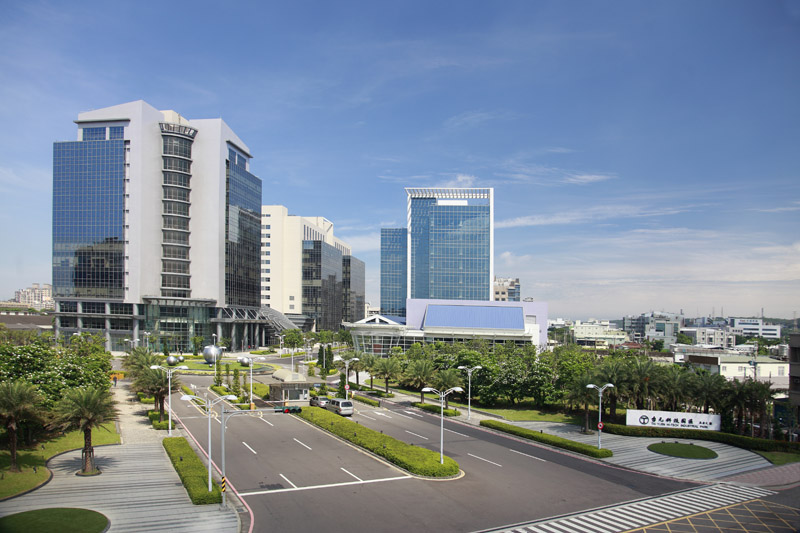 位在竹北市的台元科技園區是全台最大的民間開發科技園，自2001年7月第一期工程落成至今，已完成八期的工程，佔地達6萬坪，包含23棟建物。（Tyhtservice/維基百科）