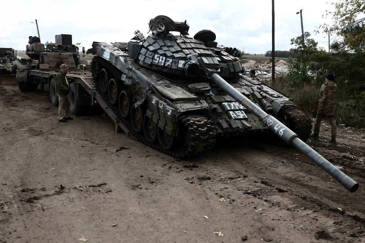 2022年9月24日，烏克蘭東部伊祖姆（Izyum）地區的烏克蘭士兵將繳獲的俄軍T-72坦克裝載到卡車上。（Anatolii Stepanov/AFP via Getty Images）