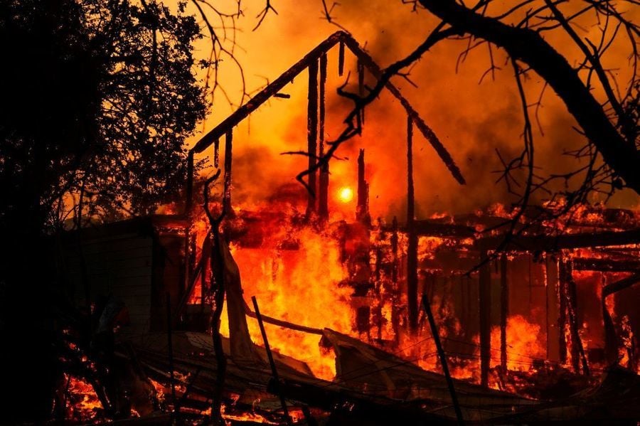  加州野火快速蔓延 近20萬人緊急疏散