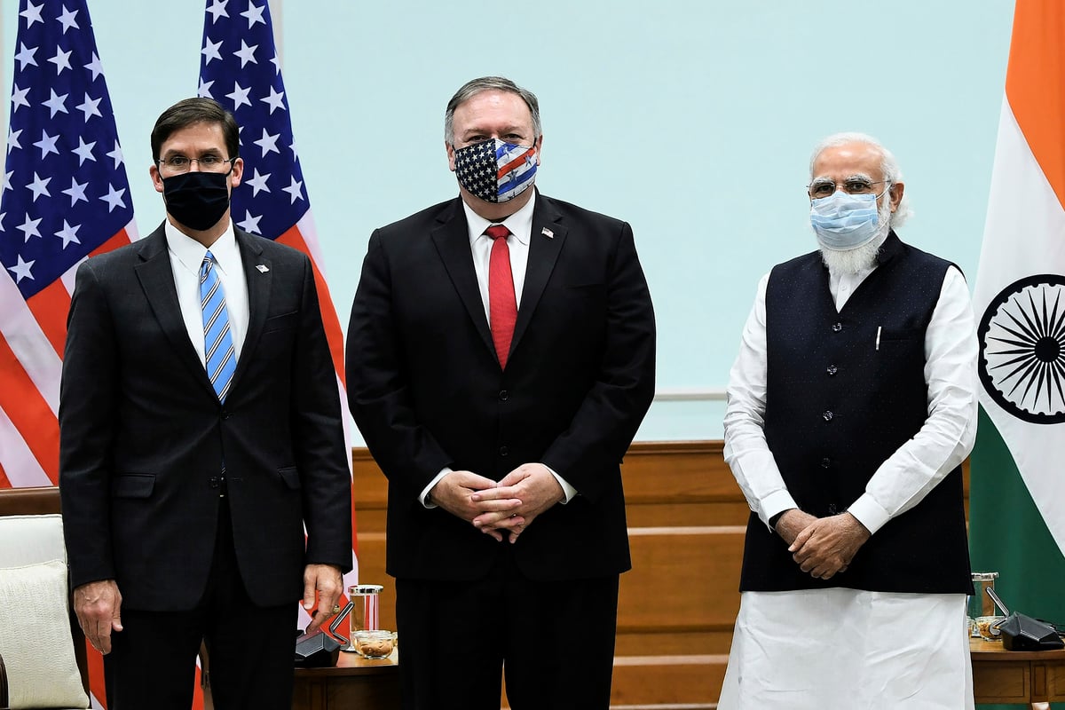 2020年10月27日，印度總理莫迪（右）和美國國務卿蓬佩奧（中）和美國國防部長埃斯珀（左）合照。（PIB/AFP）
