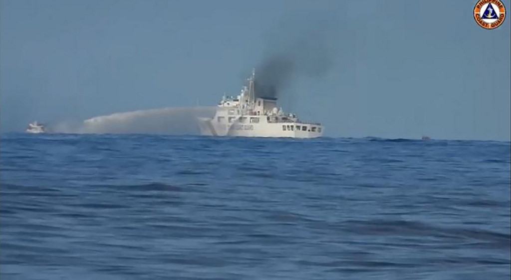 數十中共船包圍菲律賓補給船 外媒目擊霸凌行為