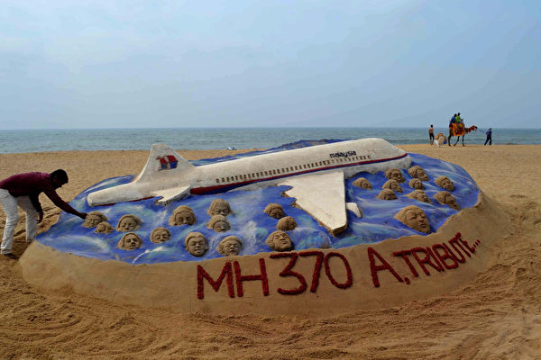 澳洲交通安全局（ATSB）今日（2日）發佈最新調查報告，認為客機高速墜海時，處於無人控制的狀態。圖為印度沙雕藝術家紀念MH370的作品。（AFP/ASIT KUMAR）
