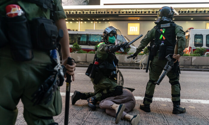 2020年9月6日，香港防暴警察在一場民主抗議活動中逮捕了一名男子。（Anthony Kwan/Getty Images）