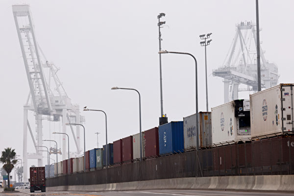 圖為2021年12月2日，在長灘港，堆放在軌道車上的海運貨櫃。（Mario Tama/Getty Images）