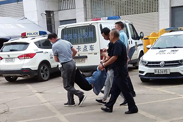 2021年9月29日，武漢法輪功學員周愛琳被國保警察綁架到洗腦班的照片。（明慧網）