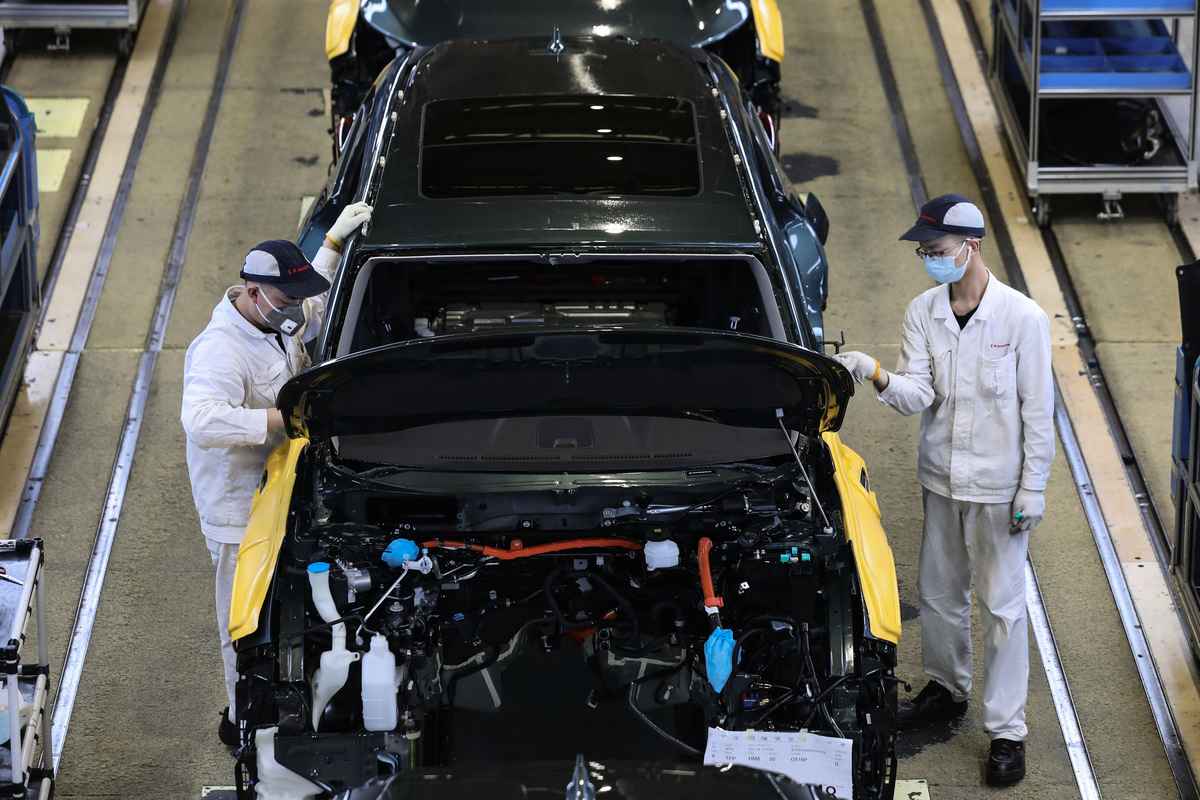 2021年4月15日武漢市東風本田汽車廠的員工正在生產線上工作。（STR/AFP via Getty Images）