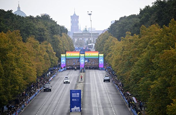 柏林馬拉松是德國柏林一年一度舉辦的馬拉松賽事，時間在每年九月最後一個星期日，比賽自1974年開始舉辦，今年是第48屆。它也是世界馬拉松大賽（World Marathon Majors）中的六大賽事之一。圖為比賽開跑前的瞬間。（Tobias Schwarz/AFP via Getty Images）