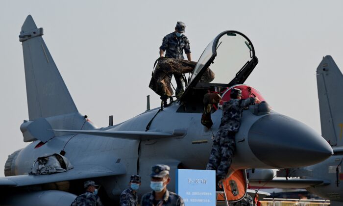 2021年9月27日在珠海舉行的第13屆中國國際航太展覽會前一天，軍事人員準備為中國人民解放軍空軍報道成都飛機公司的J-10C。（Noel Cells/AFP via Getty Images）