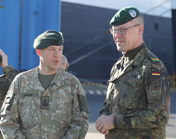 2022年9月4日,立陶宛克萊佩達(Klaipeda),立陶宛陸軍司令阿圖拉斯‧拉德維拉(Arturas Radvila,左)準將歡迎德國第一裝甲師第41裝甲旅指揮官克里斯蒂安‧諾拉特(Christian Nawrat,右)準將抵達立陶宛。(Petras Malukas/AFP)