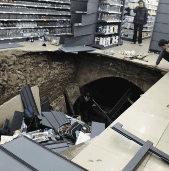 河南一商城開業次日地面塌陷 顧客掉進大坑中（有片）