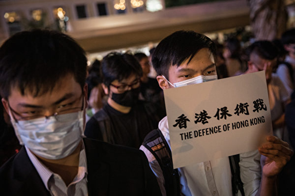 2019年8月30日晚上8點，香港民眾在中環和平紀念碑舉辦重光紀念日默站活動。（Chris McGrath/Getty Images）