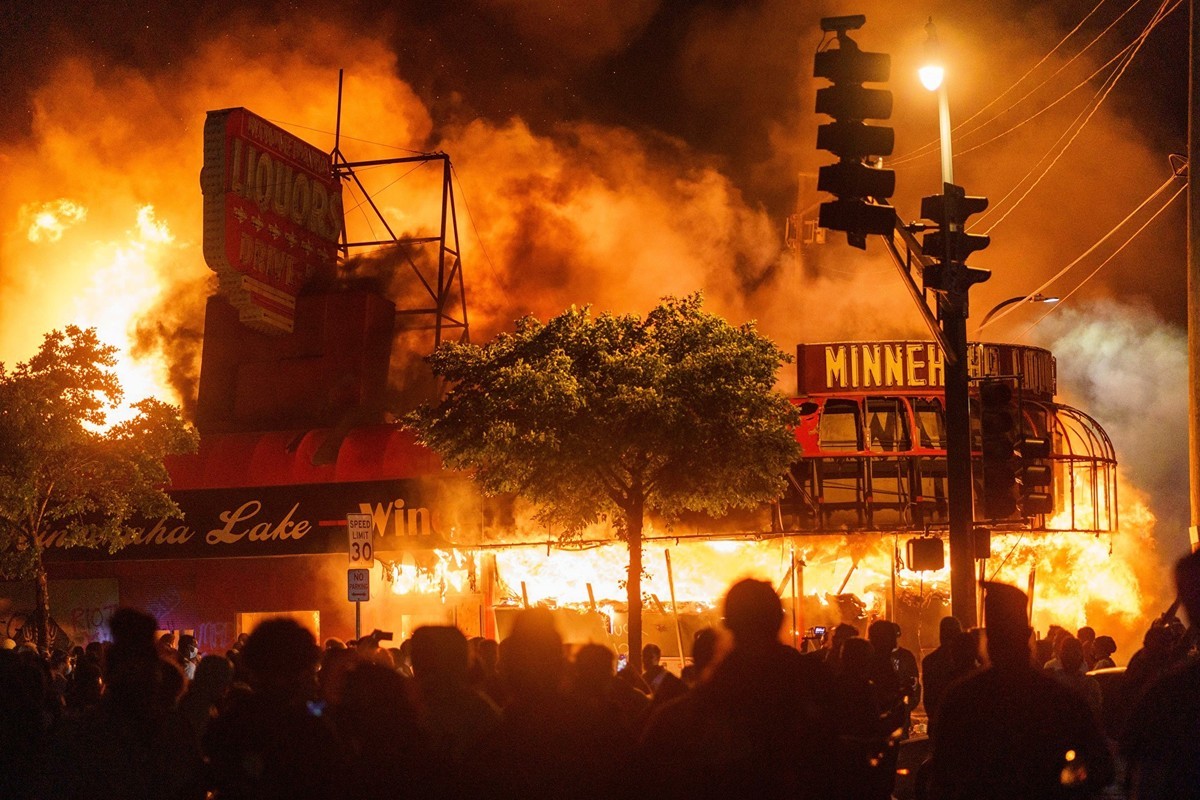 2020年5月28日，美國明州明尼阿波利斯市示威人群放火燒了該市第三警區附近的建築——抗議喬治·弗洛伊德（George Floyd）在警察辦案過程中死亡。（KEREM YUCEL/AFP）