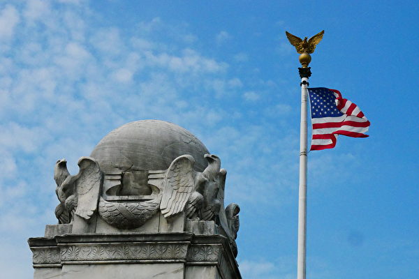 美國國旗和美國國鳥雕塑。（李辰／大紀元）