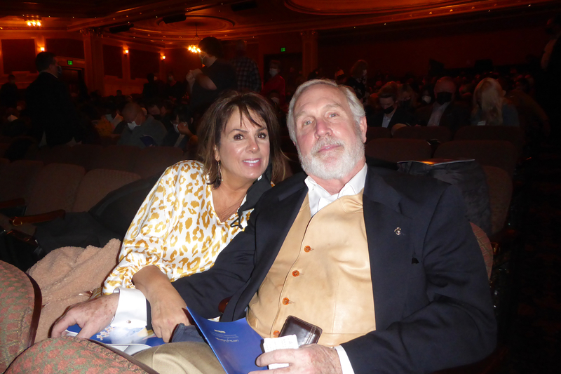 2022年1月9下午，霍士研究學會主席Richard Fox與太太一起觀看了神韻新紀元藝術團在馬里蘭州巴爾的摩Hippodrome劇院的演出。（良克霖／大紀元）