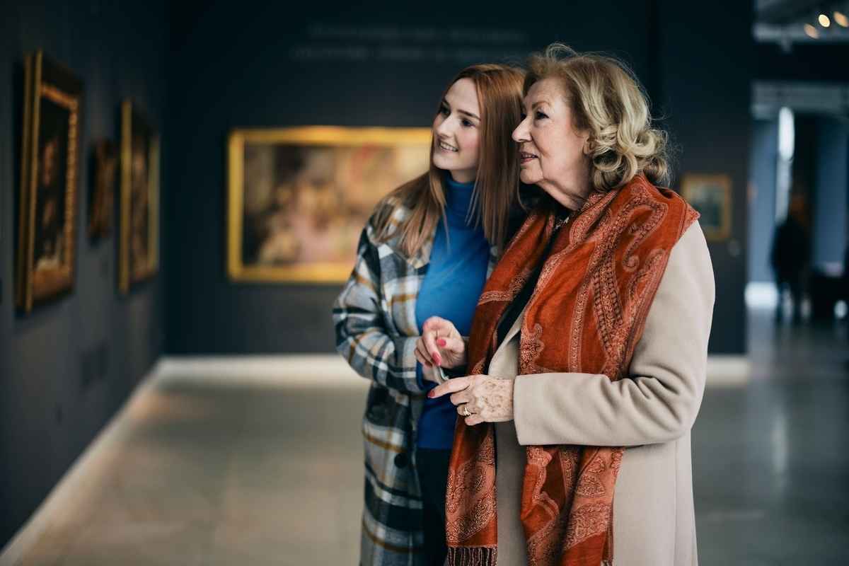 一幅畫著四百年前的衣著華麗兒童的肖像畫被發現，該畫在拍賣會上價值兩萬英鎊。圖為兩女子在欣賞藝術畫作。（Shutterstock）