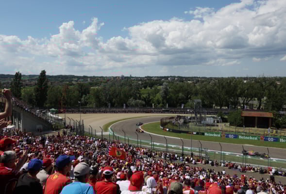 2025年5月18日,F1大獎賽伊莫拉站正賽,紅牛荷蘭車手韋斯達賓(Max Verstappen)憑藉第一圈的驚豔表現,一路強勢領跑,率先衝線,在伊莫拉賽道實現「四連冠」。圖為韋斯達賓駕駛紅牛賽車比賽中領跑瞬間。(Ryan Pierse/Getty Images)