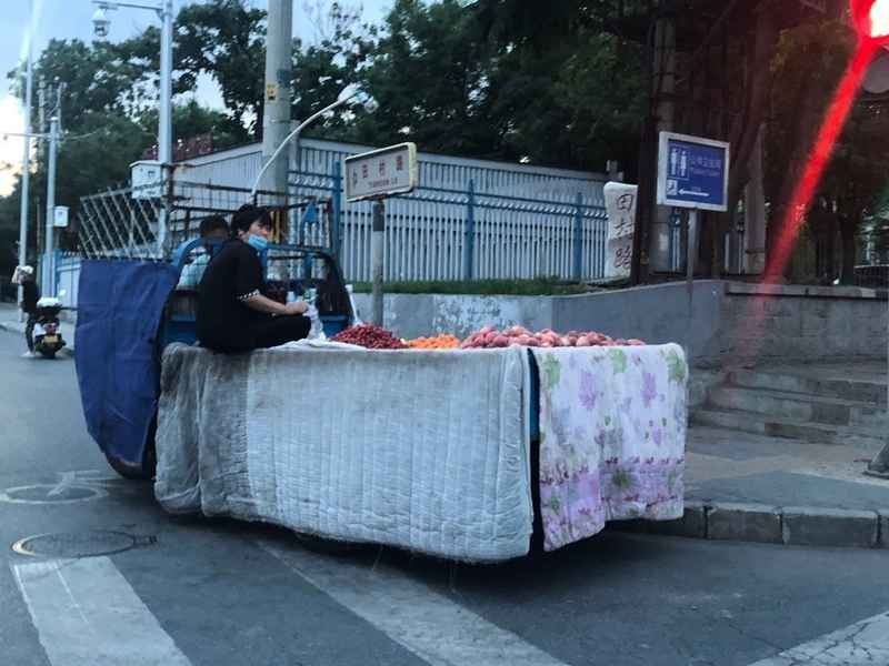 組圖：北京疫情爆發 民眾偷偷擺攤艱難求生