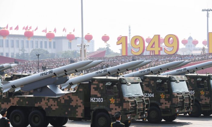 2019年10月1日，攜帶HHQ-9B地對空導彈的軍車在北京天安門廣場參加閱兵式。（GREG BAKER/AFP via Getty Images）