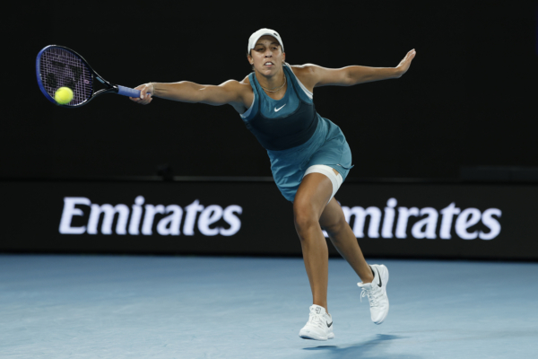 2025年1月25日,在澳洲公開賽女單決賽上,29歲美國老將姬絲(Madison Keys)以6:3/2:6/7:5戰勝了莎巴蘭卡,奪得個人職業生涯首個大滿貫冠軍。圖為姬絲在比賽中擊球瞬間。(Darrian Traynor/Getty Images)