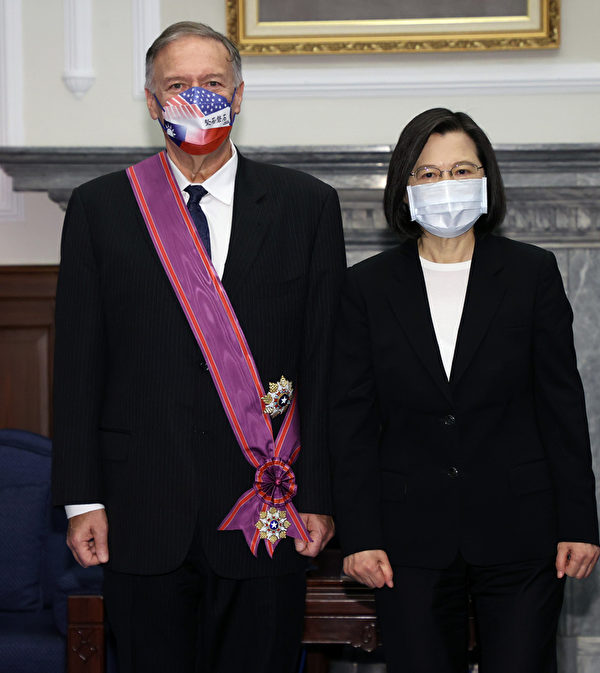 台灣總統蔡英文（右）2022年3月3日在總統府頒授美國前國務卿蓬佩奧（Mike Pompeo）（左）特種大綬景星勳章，兩人合照留念。（中央社）
