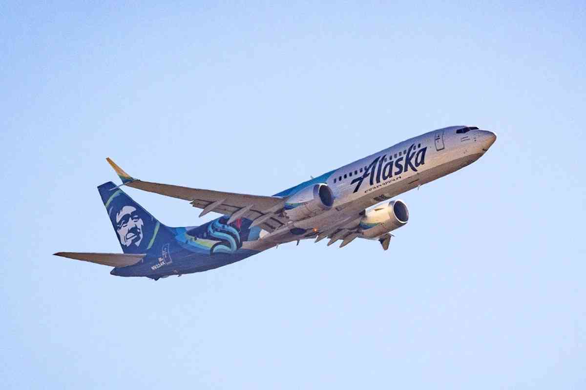 2024年11月21日,一架阿拉斯加航空公司航班從加州洛杉磯國際機場起飛。(John Fredricks/英文大紀元)