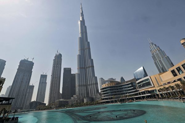 2021年9月30日,阿聯酋杜拜哈利法塔(Burj Khalifa),因COVID-19(中共病毒、新冠病毒)延後將近一年的「2020年世界博覽會」(Expo 2020)於今日開幕。(GIUSEPPE CACACE/AFP via Getty Images)