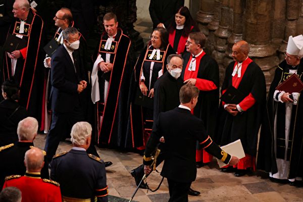 2022年9月19日，中共國家副主席王岐山（C）在倫敦威斯敏斯特教堂舉行的伊利沙伯二世女王國葬前抵達。（PHIL NOBLE/POOL/AFP via Getty Images）