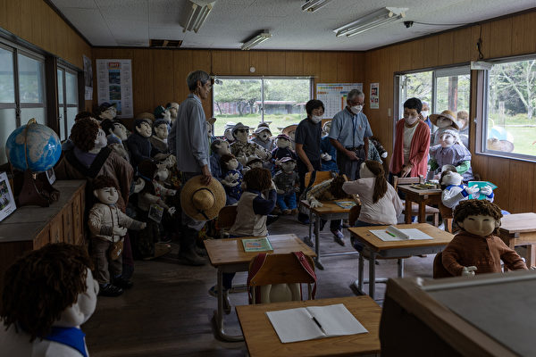 2023年9月20日,日本安富(Yasutomi),民眾參觀「人偶村」(Kakasi No Sato,かかしの里)的教室。岡上正人自2010年以來,在村莊放置了逾130個稻草人,表明村莊尚未完全荒廢。(Buddhika Weerasinghe/Getty Images)