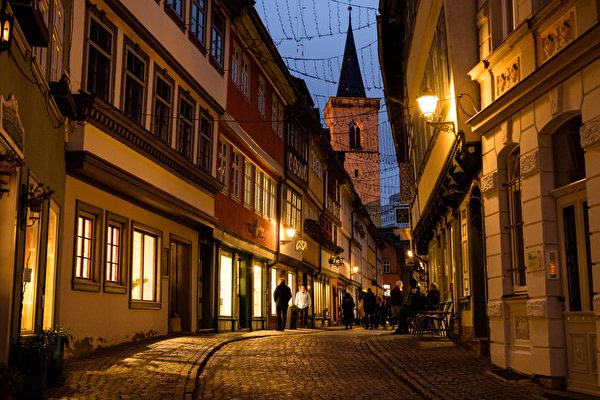 2021年11月17日，德國埃爾福特（Erfurt），COVID-19（新冠病毒）疫情嚴峻，街上變得冷清。（Jens Schlueter/AFP via Getty Images）