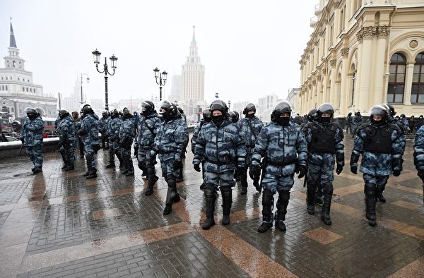 2021年1月31日，俄羅斯莫斯科，反對派領袖阿列克謝‧納瓦爾尼（Alexei Navalny）先前遭到政府拘捕，引發民眾上街示威，當局派出大量防暴警察。（ALEXANDER NEMENOV/AFP via Getty Images）