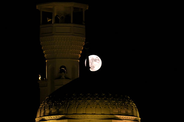 2023年9月29日，科威特，當地觀測到的「超級月亮」現象。（Yasser Al-Zayyat/AFP）