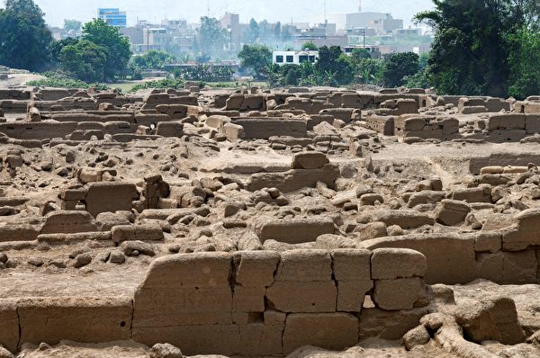 2021年11月30日,秘魯,「卡哈馬爾基利亞」(Cajamarquilla)考古遺蹟,先前此地發現了一具約800至1,200年歷史的木乃伊。(Cris Bouroncle/AFP via Getty Images)