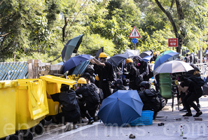 港防暴警闖入大學搜捕學生 學界痛批