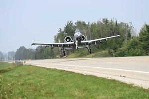 A-10攻擊機在公路上起降 美國空軍締造歷史