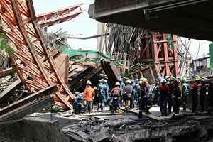 泰國興建中高速公路橋樑坍塌 致5死24傷