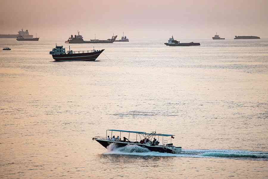 通航後仍滯留 600艘巨型油輪遭海洋生物纏困霍爾木茲海峽