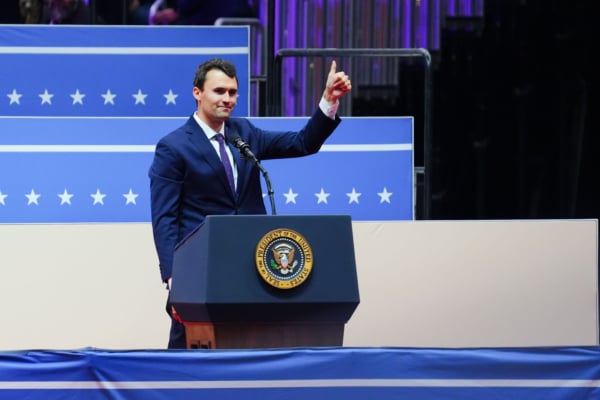 2025年9月10日,美國保守派活動家查理·柯克(Charlie Kirk)在出席猶他谷大學的一個活動中遭到槍擊。圖為2025年1月20日,特朗普總統就職典禮後,柯克在華盛頓第一資本體育館舉行的活動上發表講話。(Madalina Vasiliu/The Epoch Times)