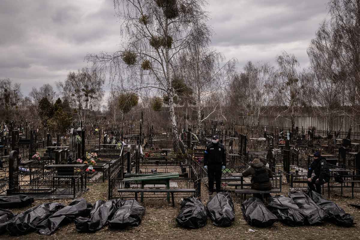 烏克蘭警察和法醫人員在2022年4月6日在烏克蘭布恰鎮（Bucha，布查鎮），將58具在布恰及其周圍遇難的平民屍體編入目錄。（Chris McGrath/Getty Images）