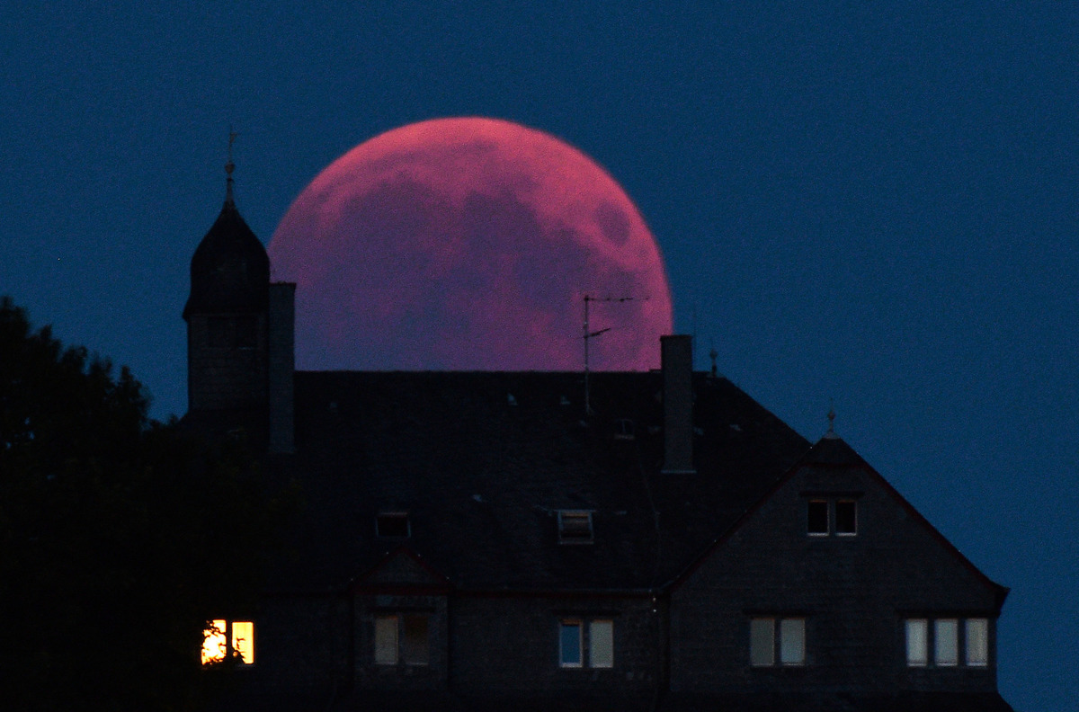 全球各地居民將能在周二晚觀測到今年的二次血月。（HARALD TITTEL/AFP/Getty Images）