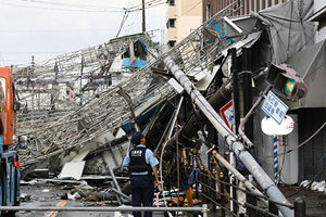 強颱飛燕襲日釀11死300傷 關西機場成孤島