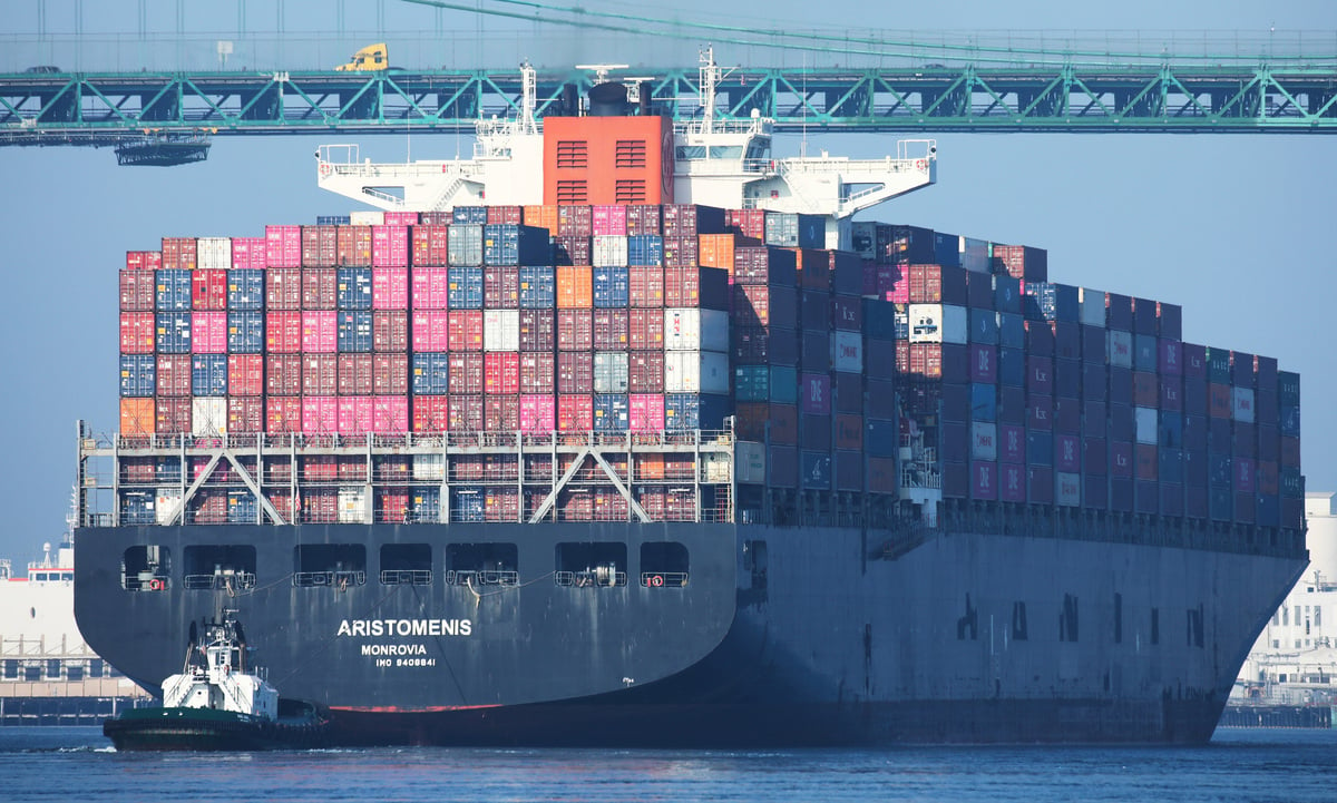 中美第一階段協議兩年期滿，雙方面臨尷尬的攤牌時刻。圖為一艘貨船從中國的鹽田出發、抵達洛杉磯港。（Mario Tama/Getty Images）