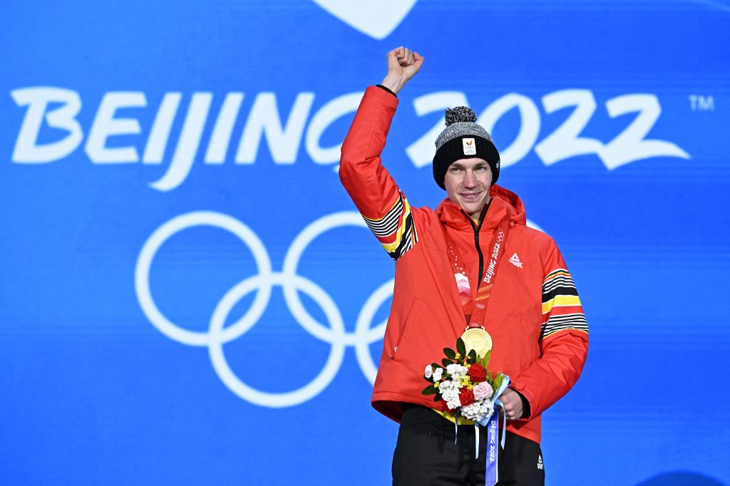 2022年2月19日，在速度滑冰男子集體出發決賽中，比利時選手巴爾特斯溫斯（Bart Swings）擊敗所有對手，為比利時贏得74年來首枚冬奧會金牌。（WANG Zhao / AFP）