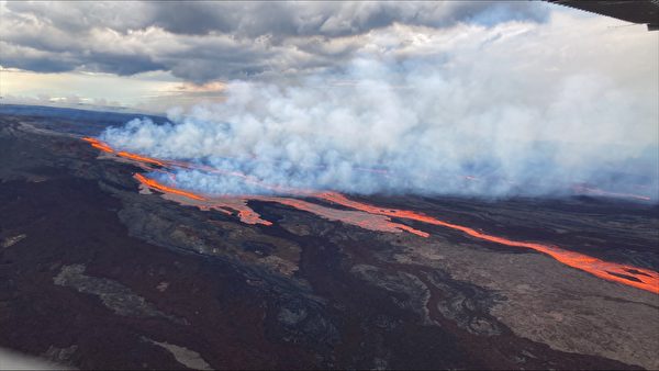世界上最大的活火山莫納羅亞火山（MaunaLoa）（2022年11月27日）周日晚在一系列相當大的地震後爆發。（美國地質調查局圖片）