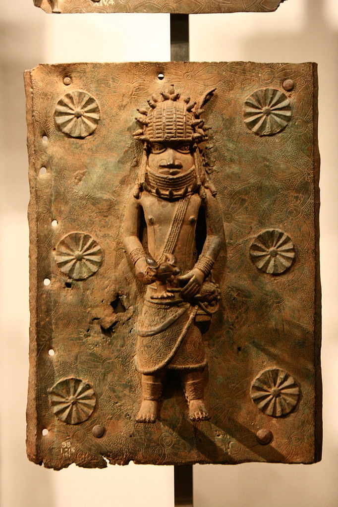 大英博物館展出的貝寧黄銅牌匾。（Michel wal/Wikimedia Commons）