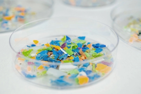 環境中的微塑膠可能會加劇抗生素抗藥性。(Shutterstock)