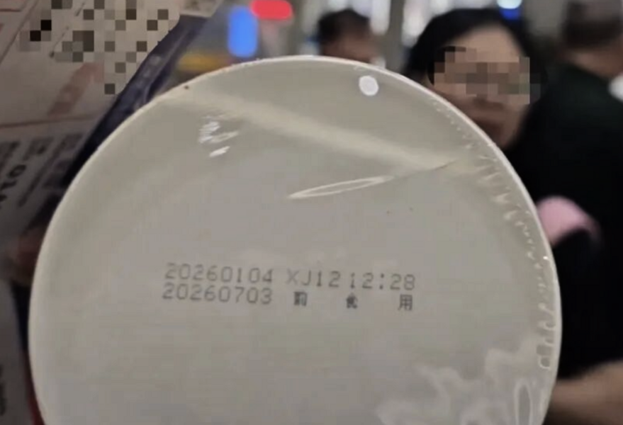 祥鵬航空客機延誤近4小時 派過期杯麵引不滿