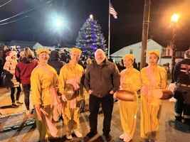 美國新州聖誕遊行 民眾讚腰鼓表演耳目一新