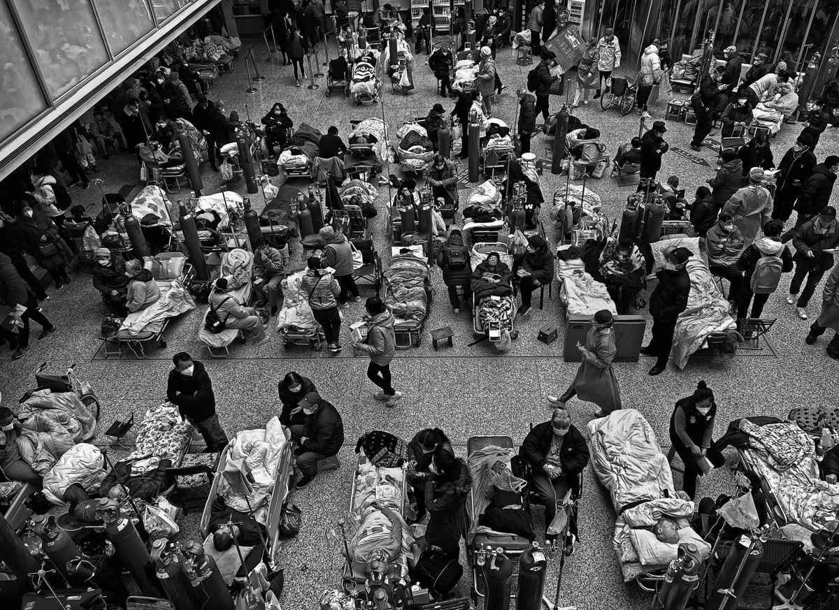 圖為2023年1月10日，上海一家醫院大廳設置的患者病床。根據北京大學的一項研究，至少有9億中國人被感染，而農村人口趨於老齡化，小城鎮和小村莊的醫療系統資源不如大城市充足。（Kevin Frayer/Getty Images）
