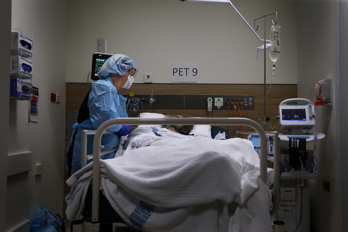 12月4日，悉尼聖文森特醫院（St Vincent's Hospital）的護士正在和染疫住院的患者交談。（Lisa Maree Williams/Getty Images）