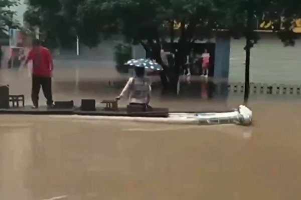 廣西洪水43.1萬人受災 桂林居民划船出行